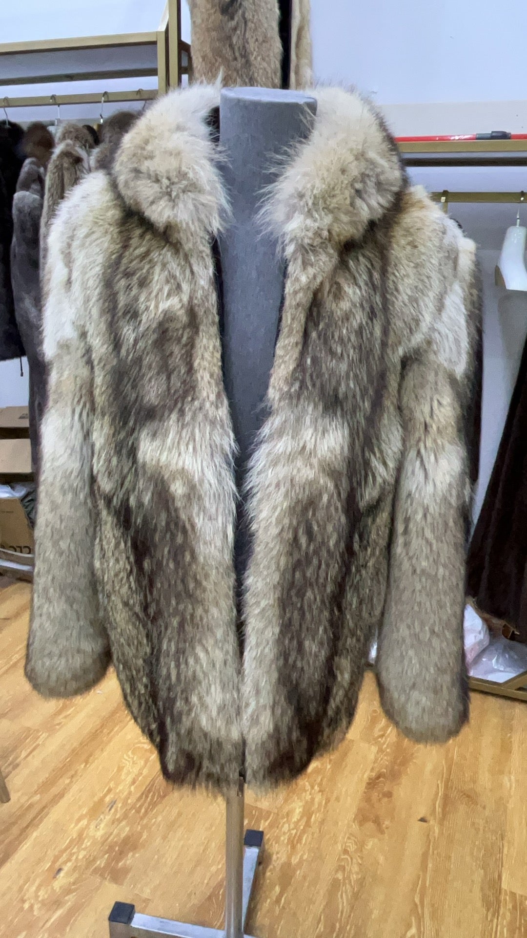 Gösterişli Kapüşonlu Wolf Kürk Mont - ürün görünümü 1