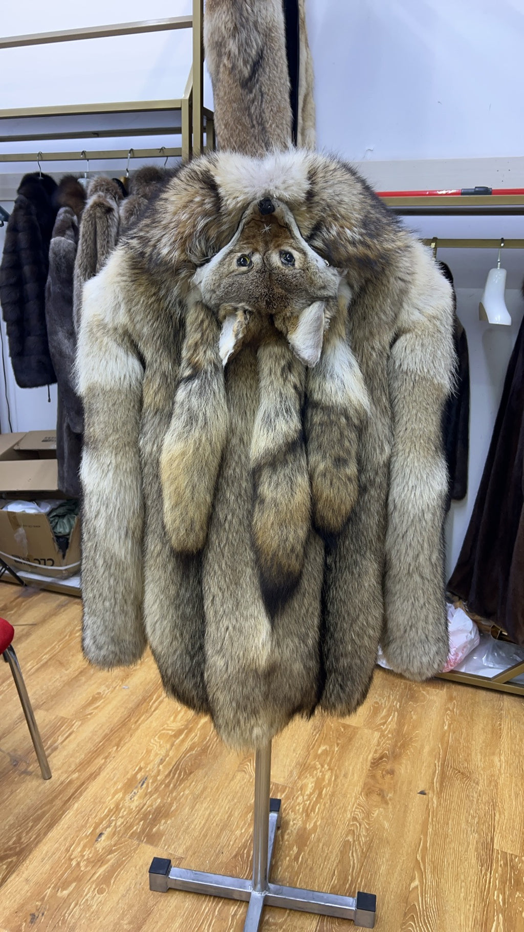 Gösterişli Kapüşonlu Wolf Kürk Mont - ürün görünümü 2