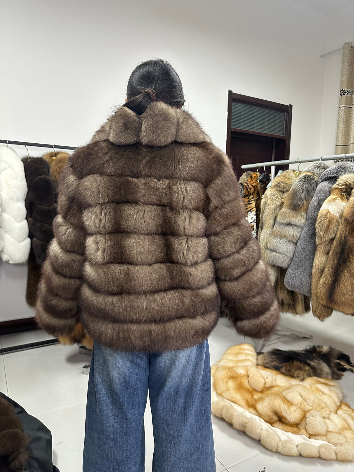 Veste pour femme taupe en fourrure de renard bleu à panneaux - 60 cm - vue du produit 3
