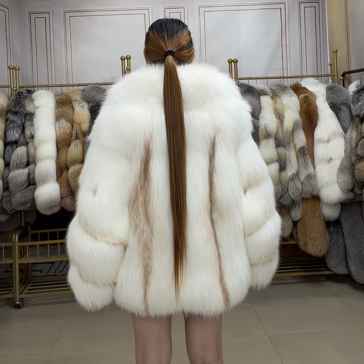Cappotto da donna in pelliccia di volpe marmorizzata rosso oro con polsini arrotondati - vista del prodotto