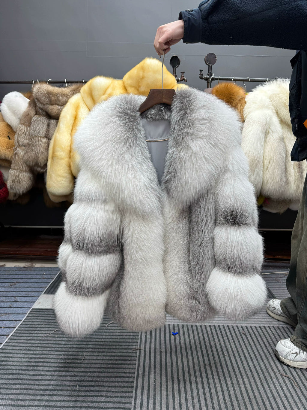 Cappotto da donna in pelliccia di volpe Cross in due lunghezze - vista del prodotto