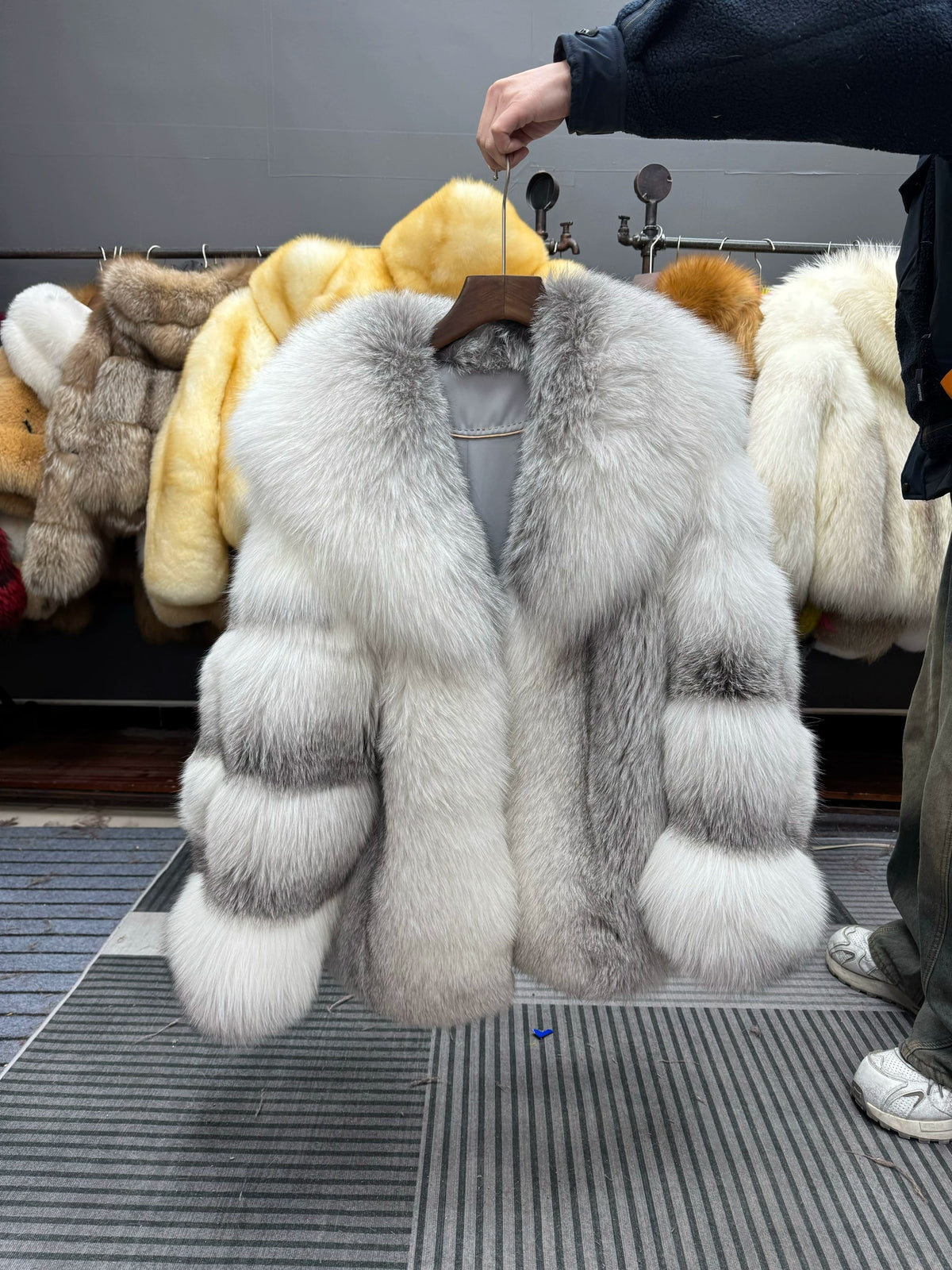 Cappotto da donna in pelliccia di volpe Cross in due lunghezze - vista del prodotto